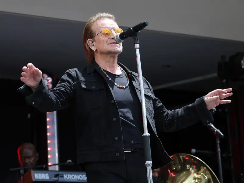 Gli U2 pronti per l'esibizione dell'intervallo durante la trasmissione NFL del Ringraziamento di Netflix