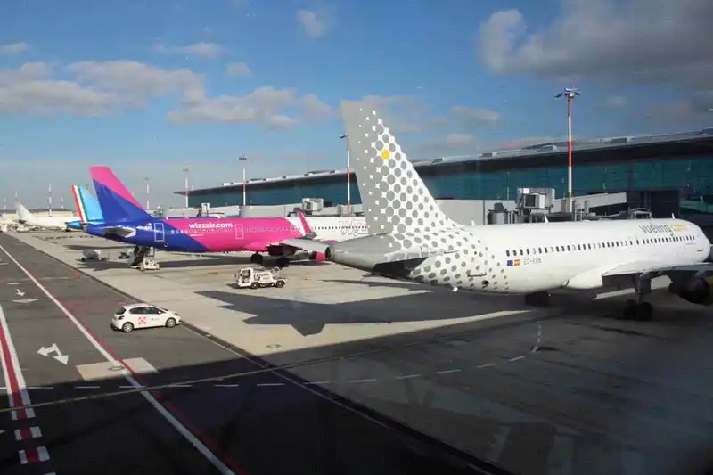 Voli e crisi energetica: Bruxelles blinda i rimborsi e dichiara guerra ai rincari ingiustificati