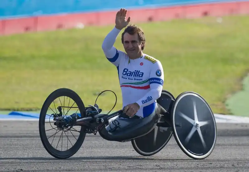 Addio ad Alex Zanardi: se ne va l'uomo che ha insegnato al mondo a non arrendersi mai