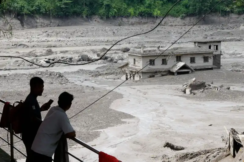 Alluvione in Nepal con 95 vittime e il patteggiamento miliardario di Meta per i minori