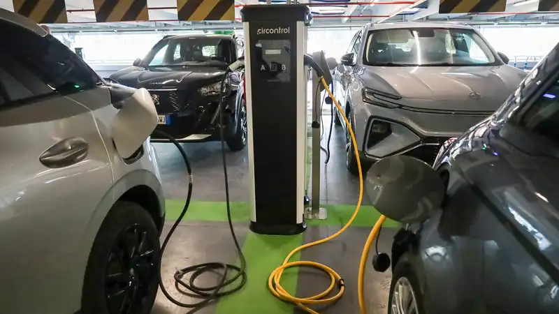 La riscossa delle auto elettriche: tra crisi geopolitiche e caro-gasolio, il risparmio arriva alla spina