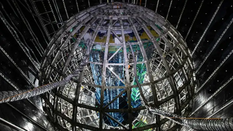 Nel cuore della Terra per decifrare il cosmo: il gigante JUNO rivoluziona la fisica dei neutrini